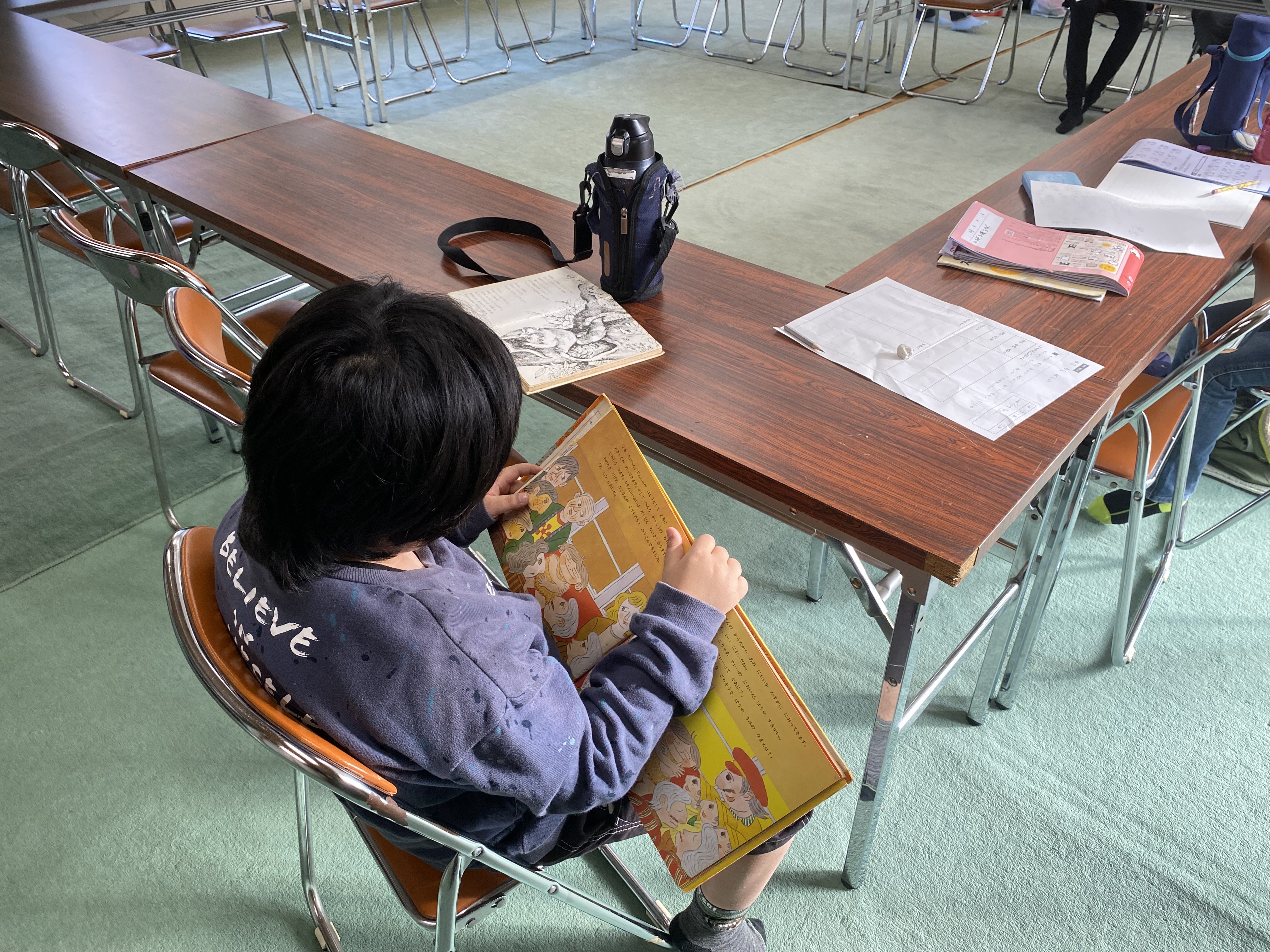 本を読んでいる様子